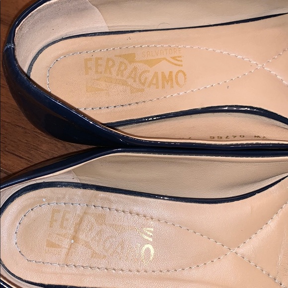 Size 7.5 navy ferragamo ballet flats - Picture 2 of 4
